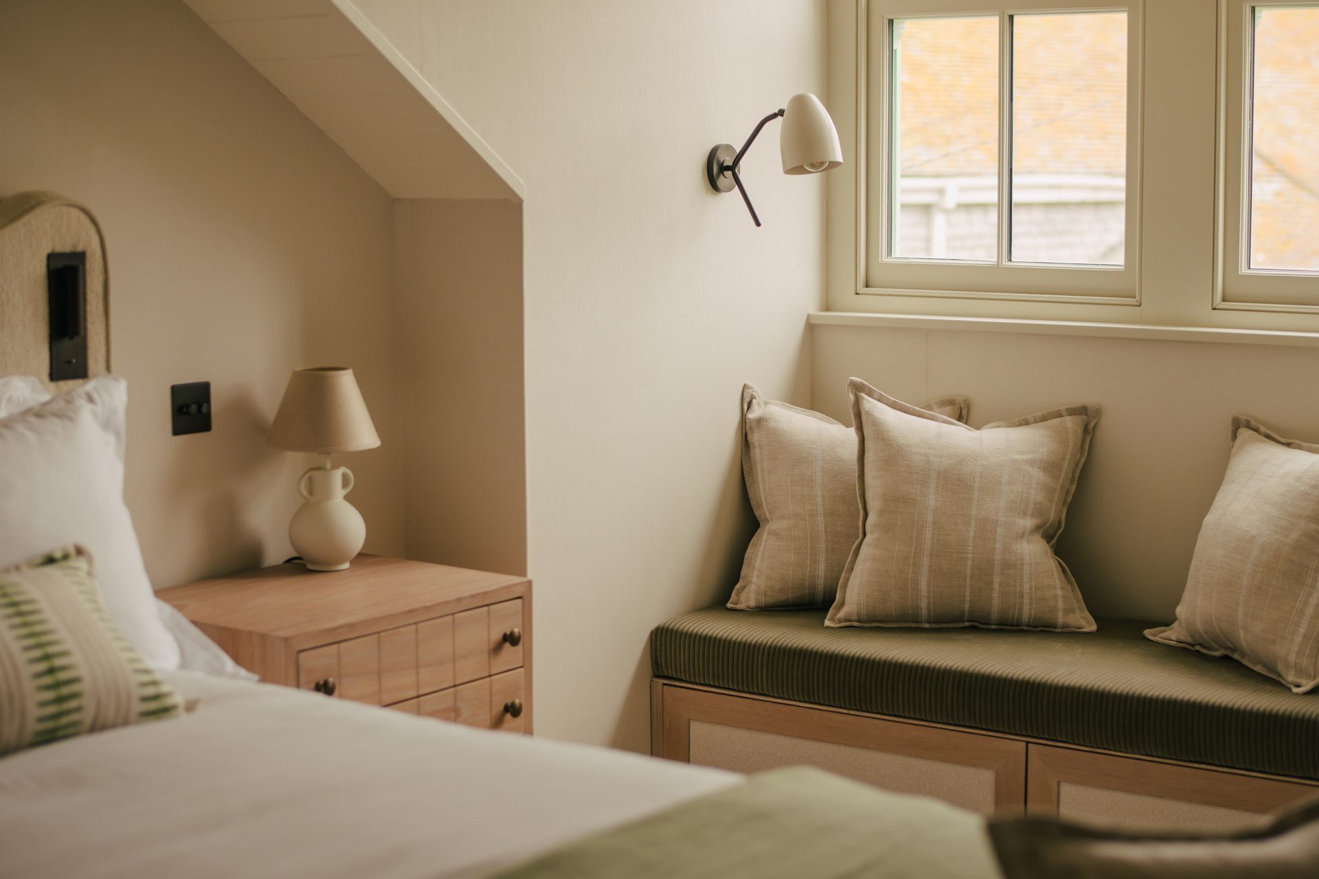 chambre mansardée décoration contemporaine beige et verte chambre mansardée décoration contemporaine beige et verte