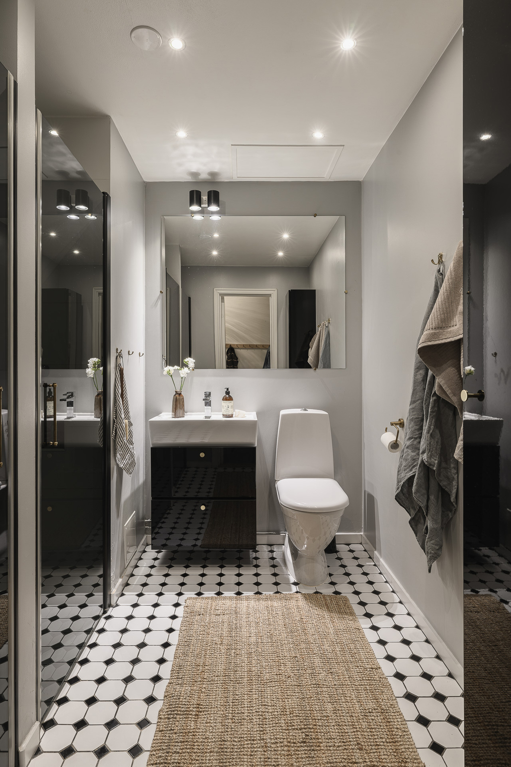 salle de bain sol cabochons noir et blanc deux-pièces 52m2 décoration scandinave salle de bain sol cabochons noir et blanc deux-pièces 52m2 décoration scandinave