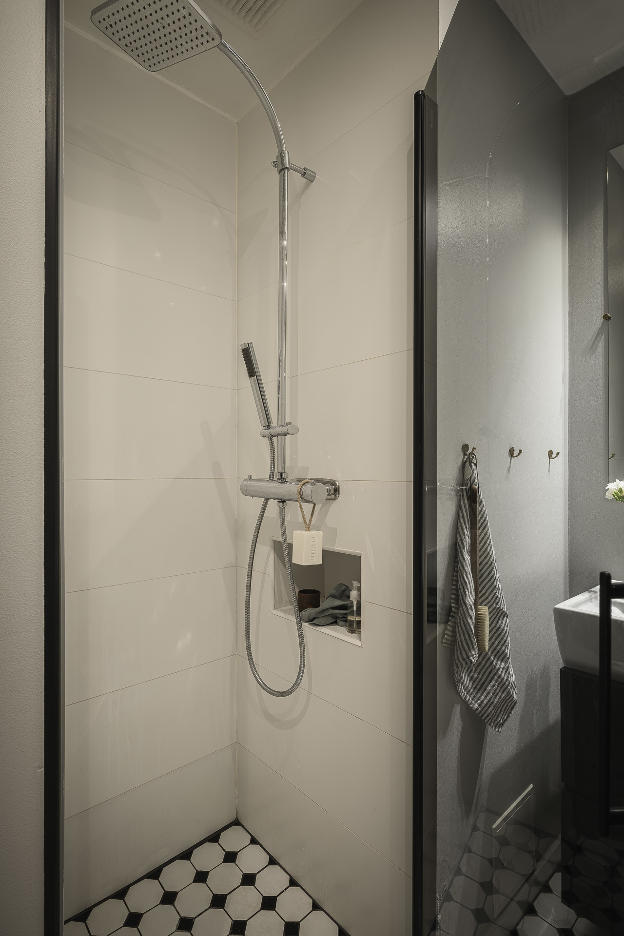 salle de bain sol cabochons noir et blanc deux-pièces 52m2 décoration scandinave salle de bain sol cabochons noir et blanc deux-pièces 52m2 décoration scandinave