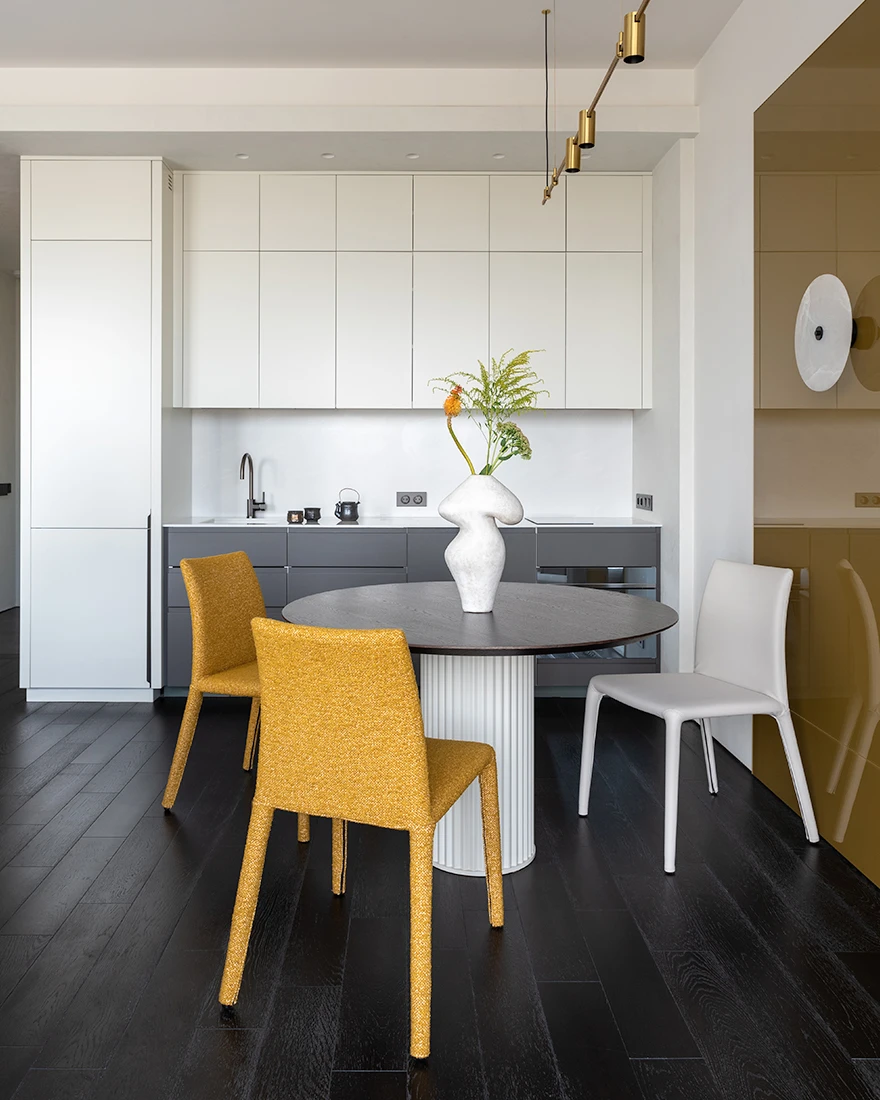 cuisine et salle à manger studio 45m2 décoration design grise et jaune moutarde cuisine et salle à manger studio 45m2 décoration design grise et jaune moutarde