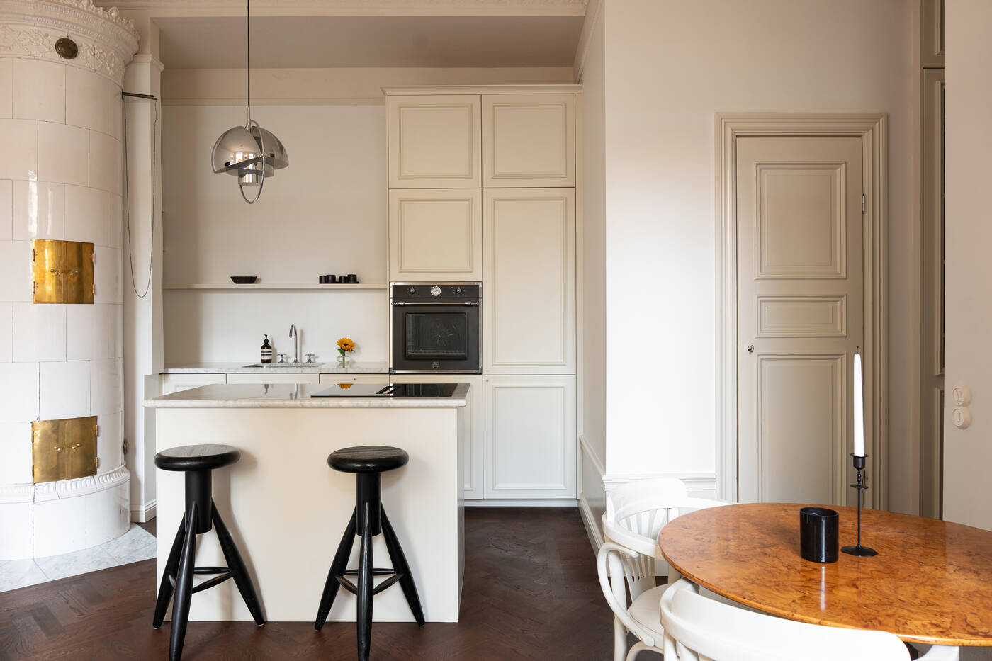 cuisine ouverte et espace repas deux-pièces design 36m2 ancien décoration scandinave neutre cuisine ouverte et espace repas deux-pièces design 36m2 ancien décoration scandinave neutre