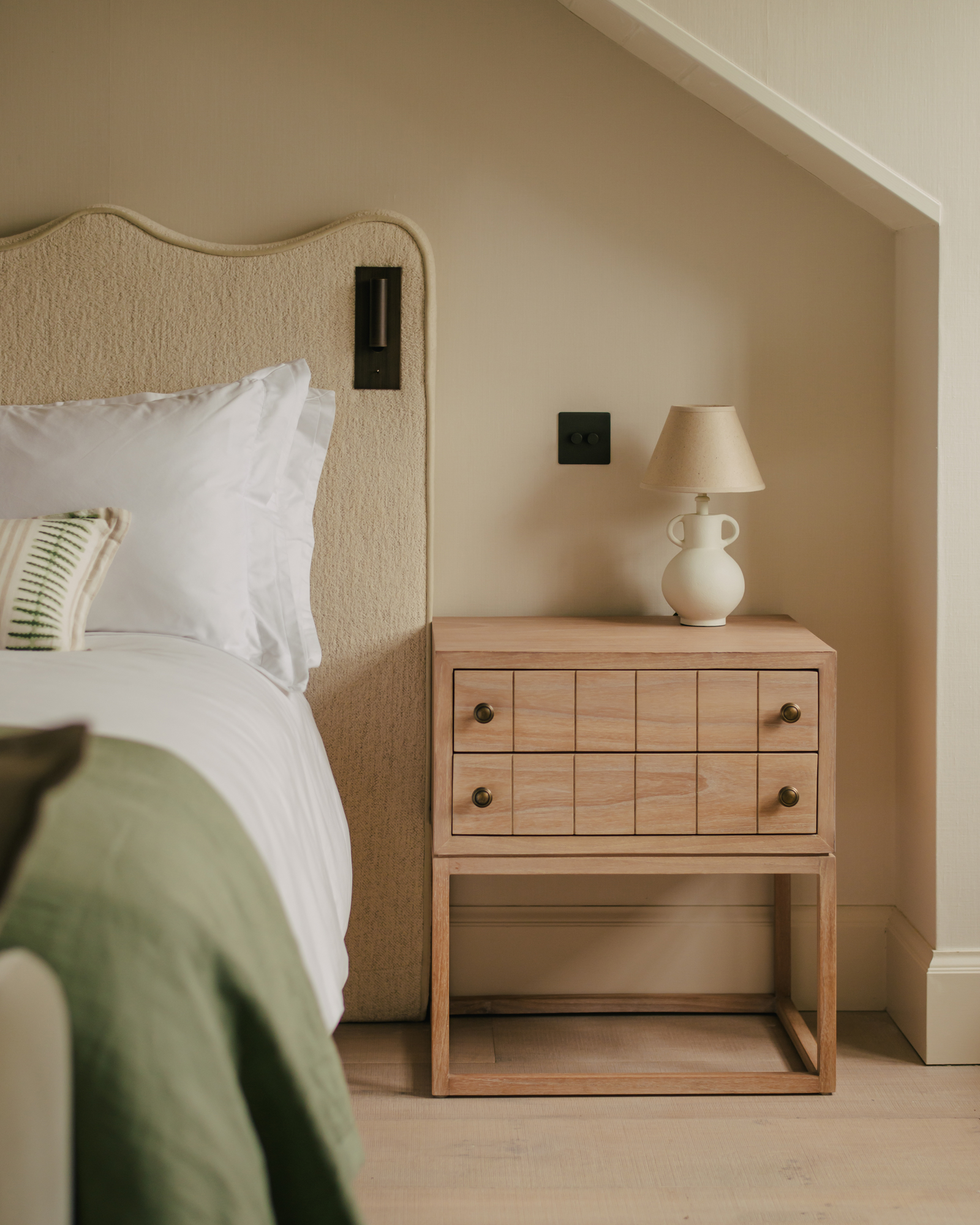 chambre mansardée décoration contemporaine beige et verte chambre mansardée décoration contemporaine beige et verte