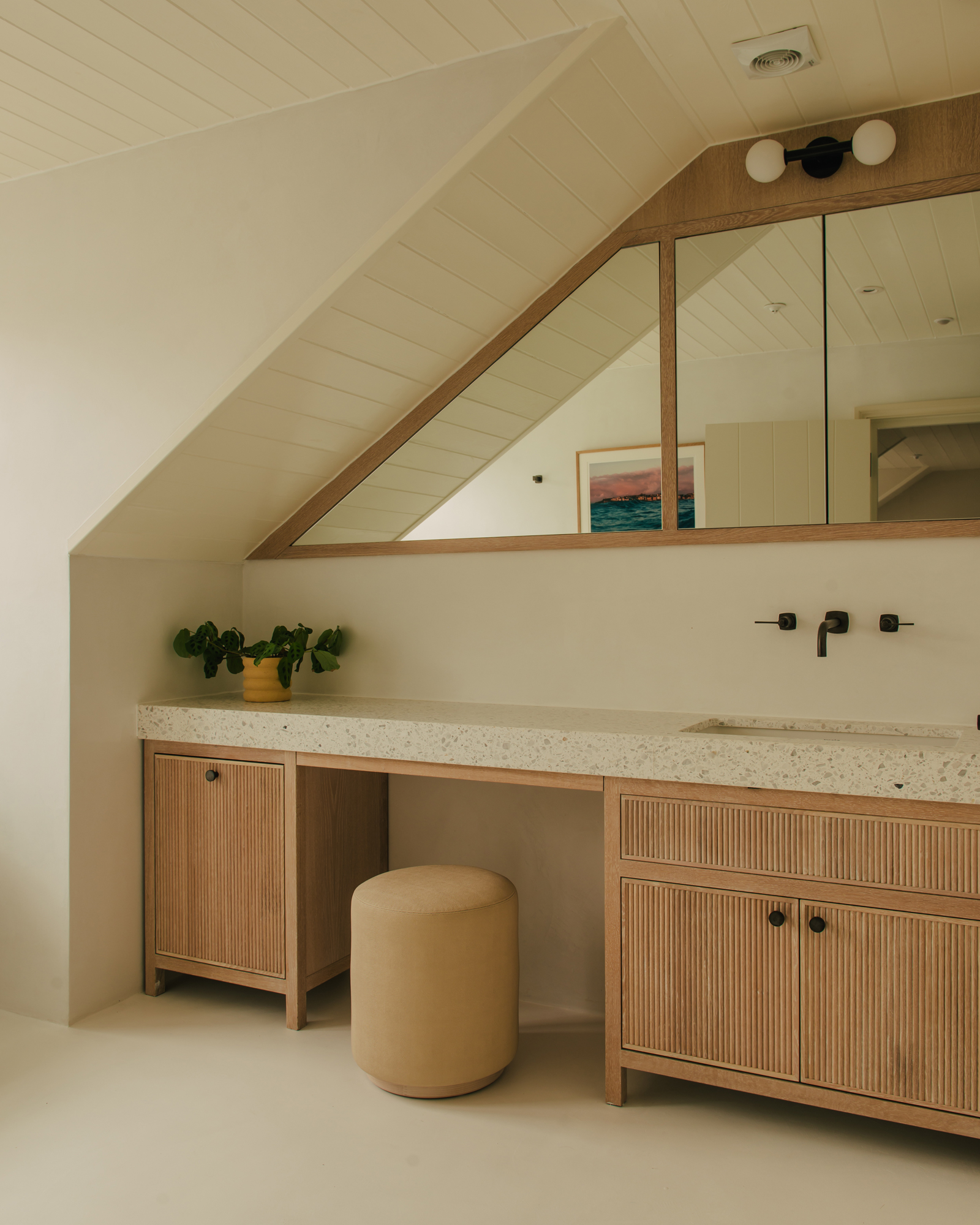 salle de bain mansardée décoration contemporaine beige salle de bain mansardée décoration contemporaine beige