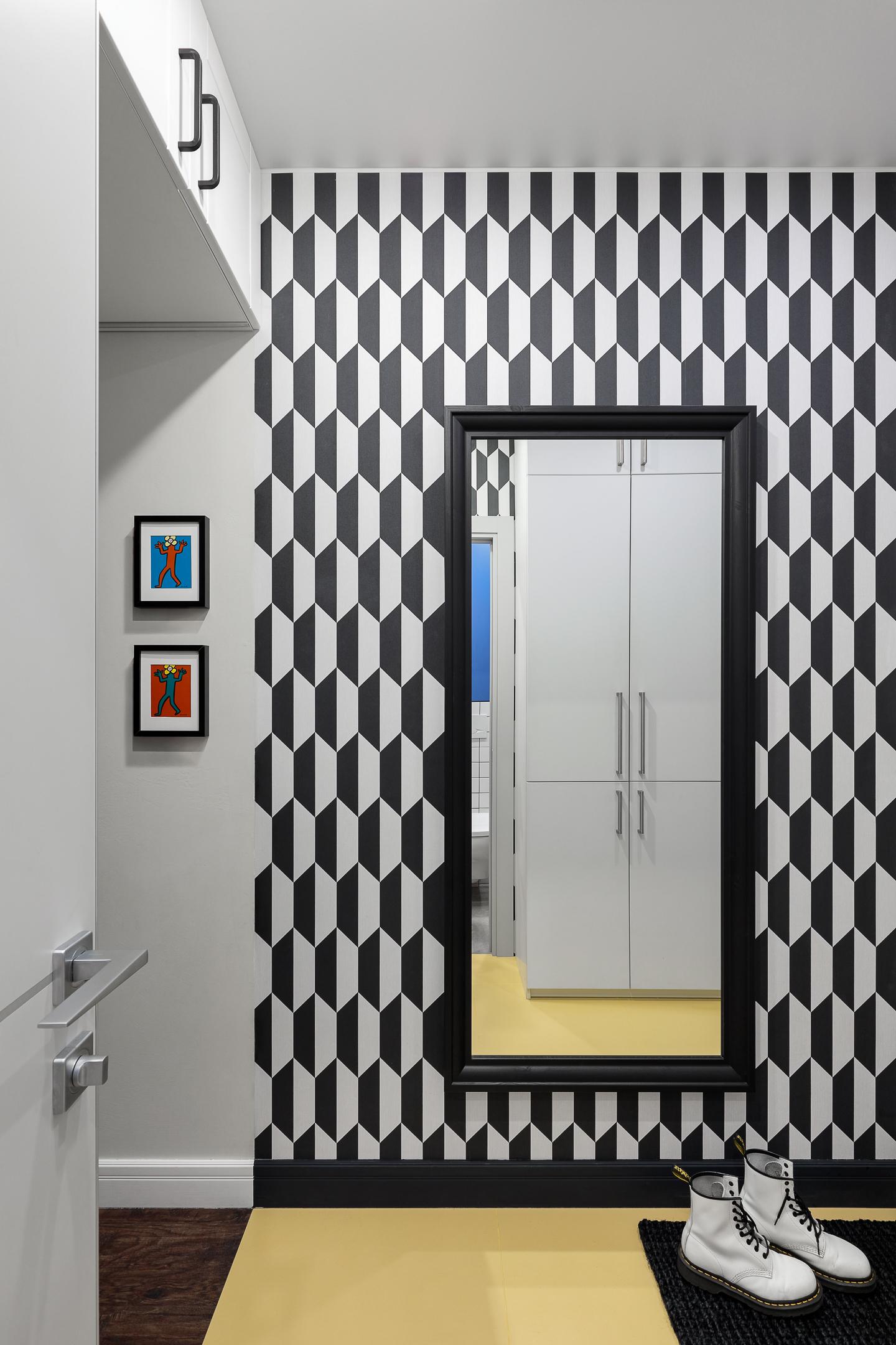 entrée avec papier-peint graphique noir et blanc studio 23m2 optimisé décoration colorée design entrée avec papier-peint graphique noir et blanc studio 23m2 optimisé décoration colorée design