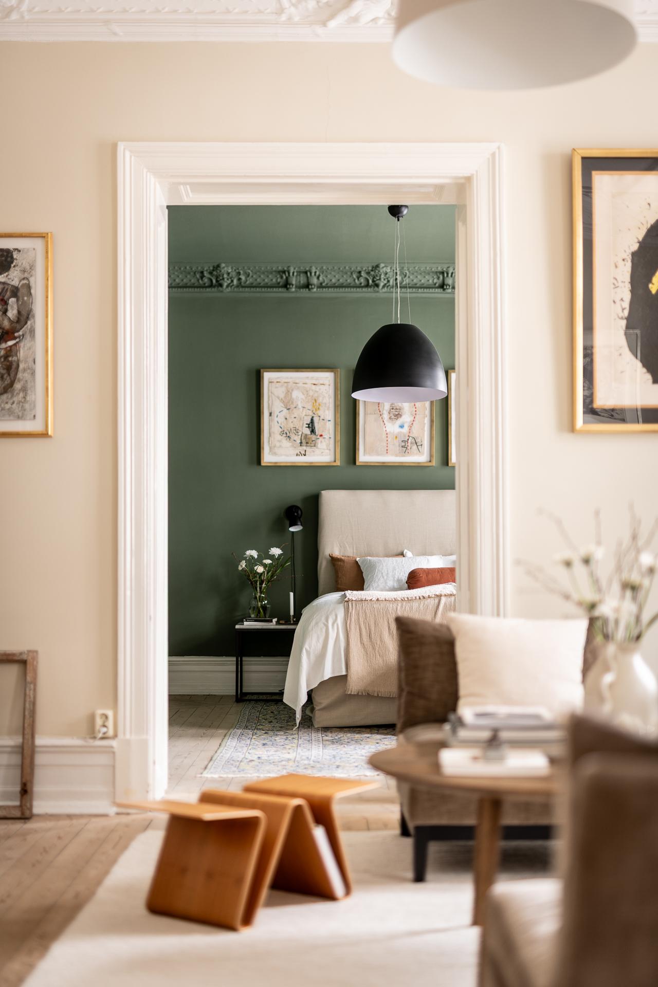 salon et chambre murs vert anglais moulures appartement type haussmannien décoration classique chic salon et chambre murs vert anglais moulures appartement type haussmannien décoration classique chic