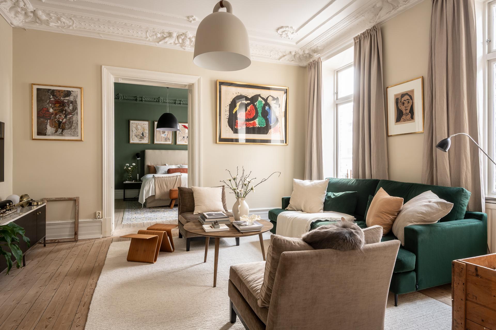 salon avec canapé velours vert anglais moulures appartement type haussmannien décoration classique chic salon avec canapé velours vert anglais moulures appartement type haussmannien décoration classique chic