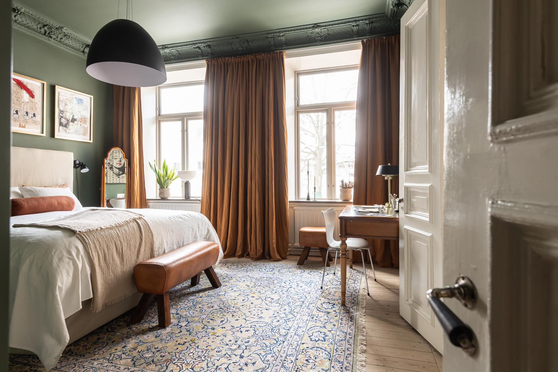 chambre murs vert anglais moulures appartement type haussmannien décoration classique chic chambre murs vert anglais moulures appartement type haussmannien décoration classique chic