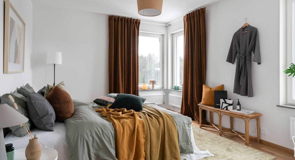 chambre décoration scandinave avec éléments décoratifs verts et jaunes