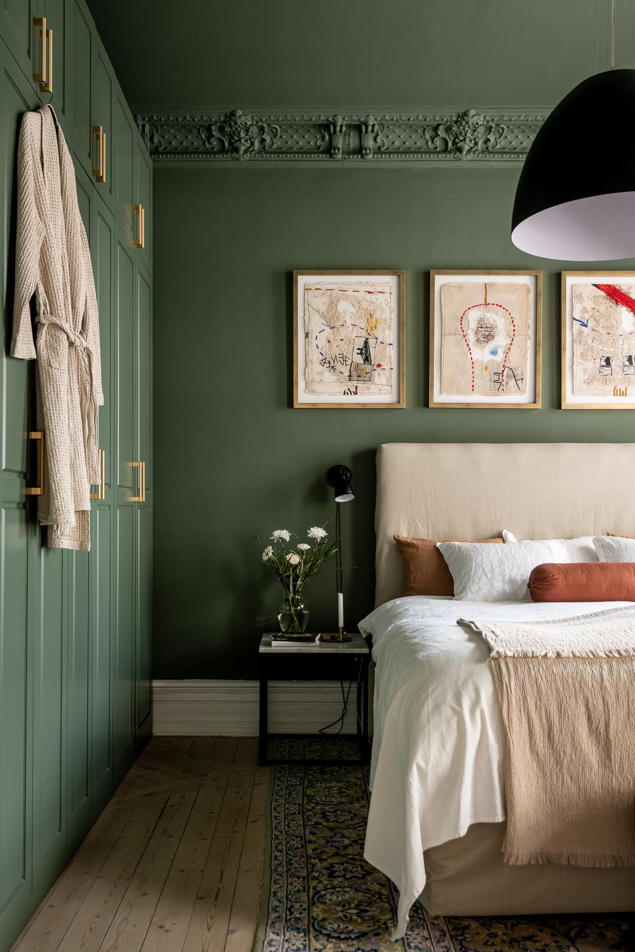 chambre murs vert anglais moulures appartement type haussmannien décoration classique chic chambre murs vert anglais moulures appartement type haussmannien décoration classique chic