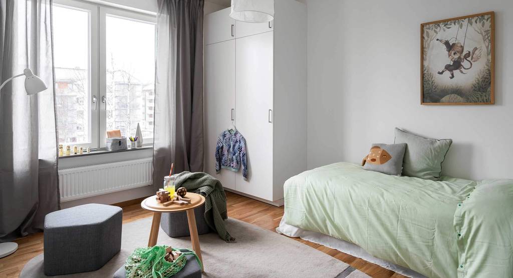 chambre décoration scandinave avec éléments décoratifs verts et jaunes