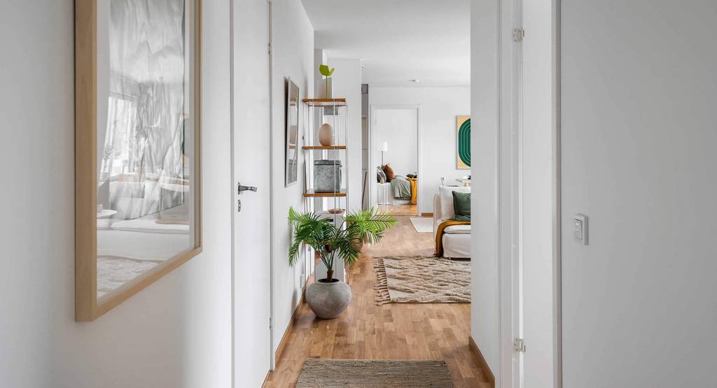 entrée sur salon décoration scandinave avec éléments décoratifs verts et jaunes