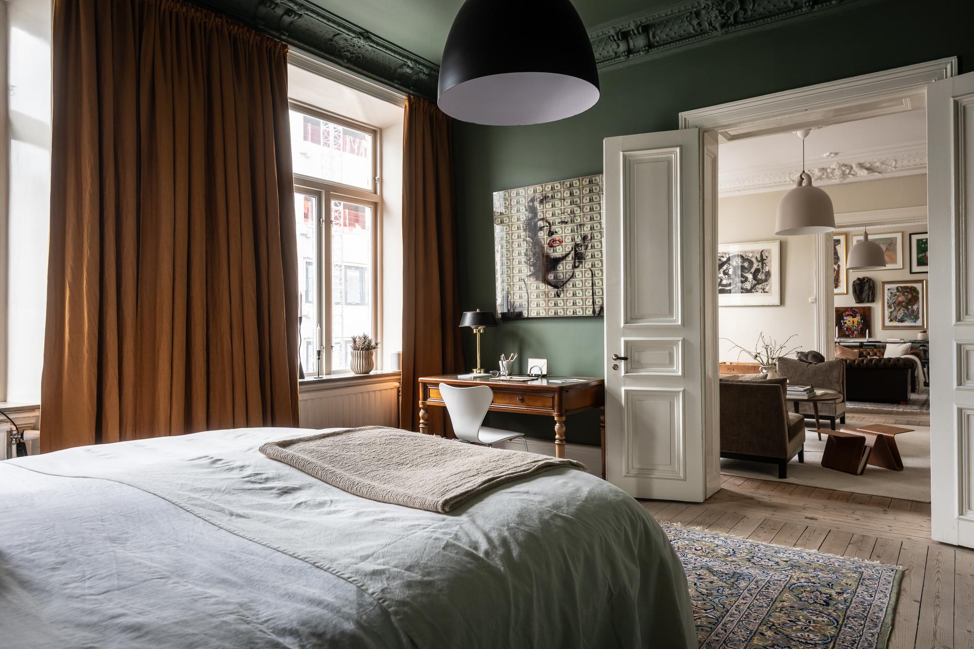 chambre murs vert anglais moulures appartement type haussmannien décoration classique chic chambre murs vert anglais moulures appartement type haussmannien décoration classique chic