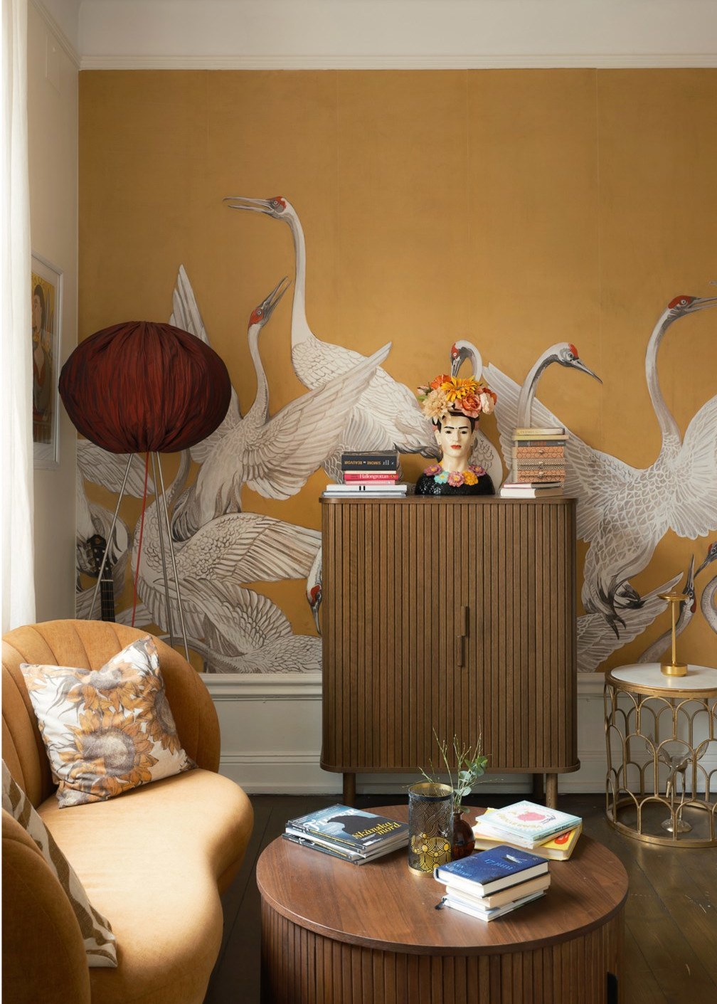 chambre décoration vintage appartement ancien 51m2 Suède papier-peint jaune grues