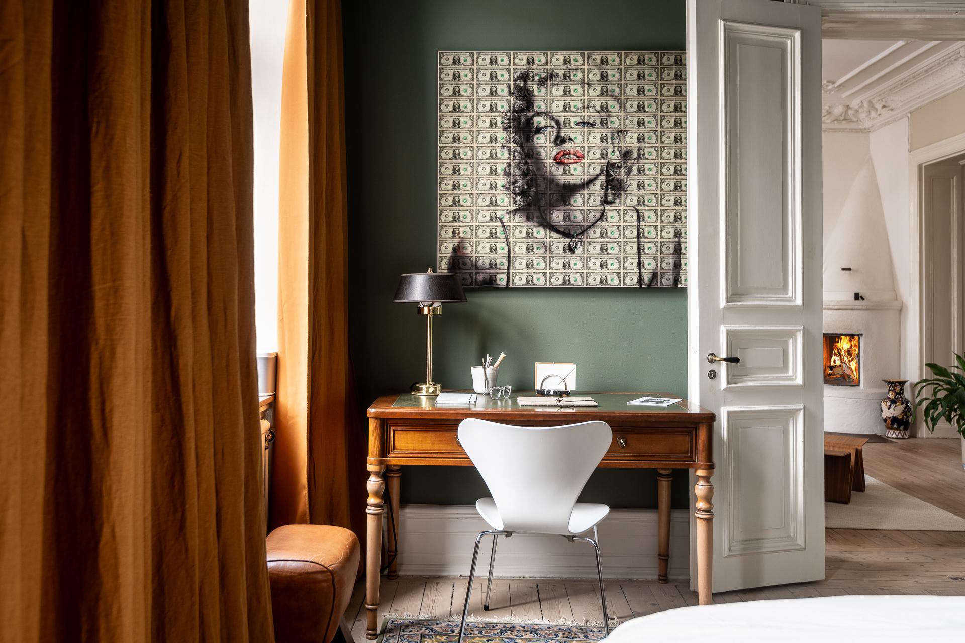 bureau dans chambre murs vert anglais moulures appartement type haussmannien décoration classique chic bureau dans chambre murs vert anglais moulures appartement type haussmannien décoration classique chic