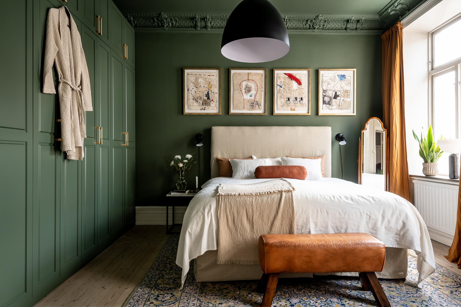 chambre murs vert anglais moulures appartement type haussmannien décoration classique chic chambre murs vert anglais moulures appartement type haussmannien décoration classique chic