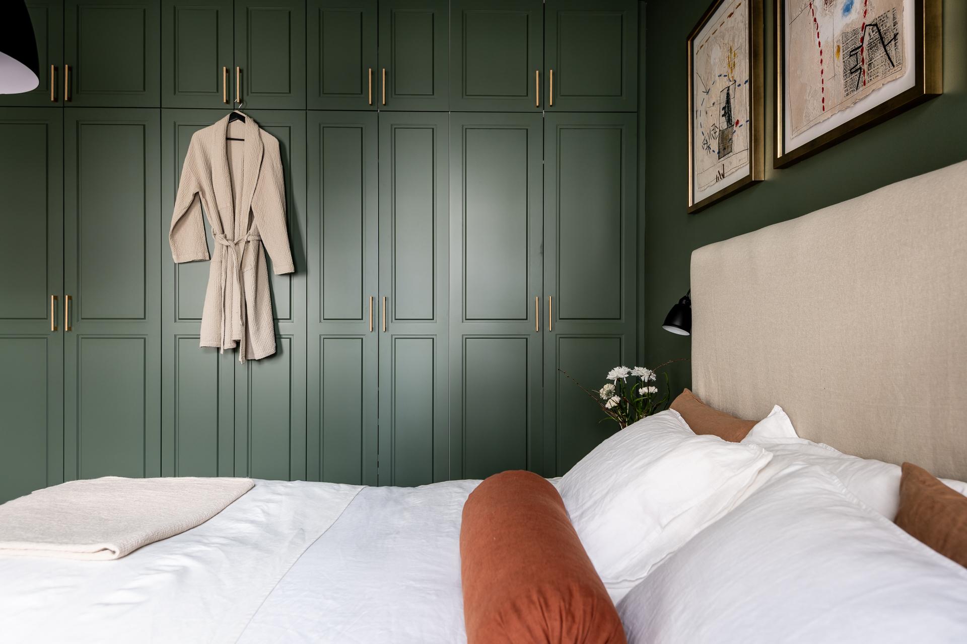 chambre murs vert anglais moulures appartement type haussmannien décoration classique chic chambre murs vert anglais moulures appartement type haussmannien décoration classique chic