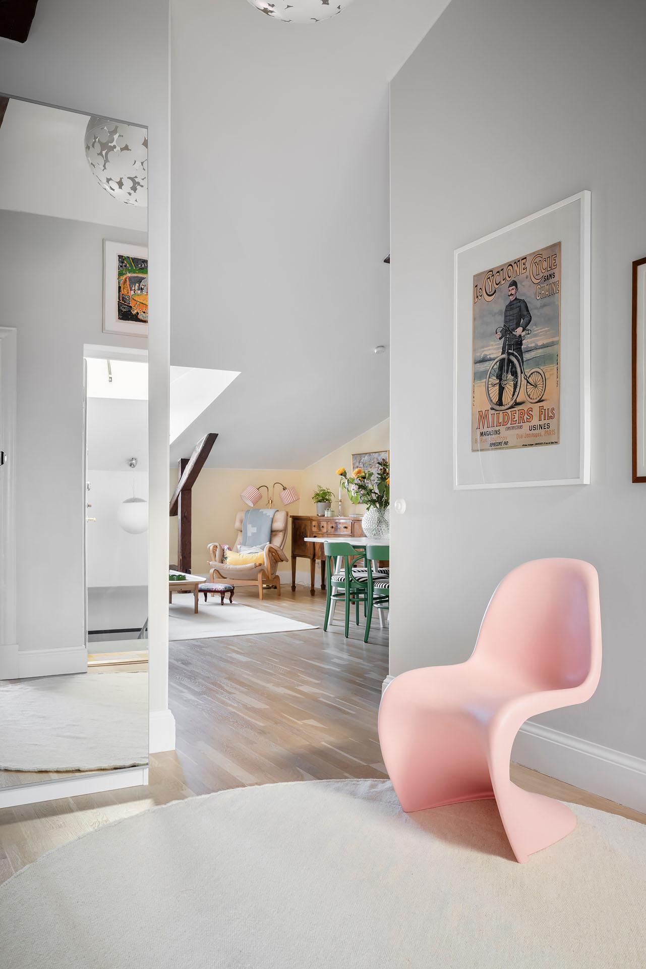 entrée avec placard miroir et chaise Panton rose entrée avec placard miroir et chaise Panton rose