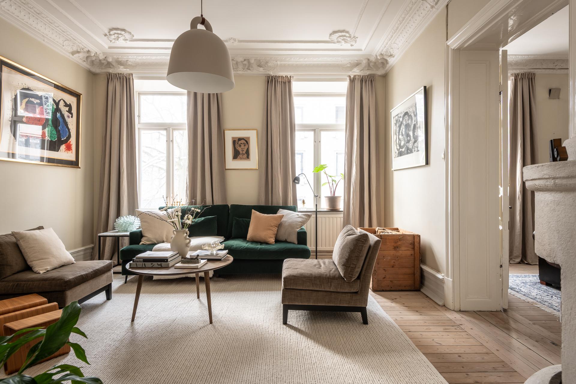 salon avec canapé velours vert anglais moulures appartement type haussmannien décoration classique chic salon avec canapé velours vert anglais moulures appartement type haussmannien décoration classique chic