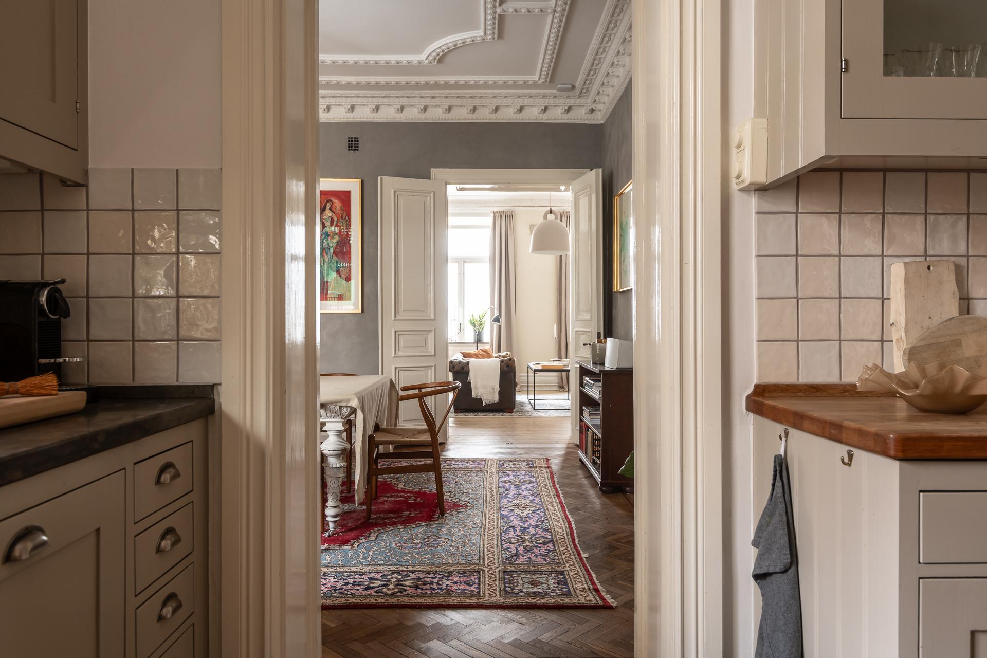 cuisine et salle à manger murs gris moulures appartement type haussmannien décoration classique chic cuisine et salle à manger murs gris moulures appartement type haussmannien décoration classique chic
