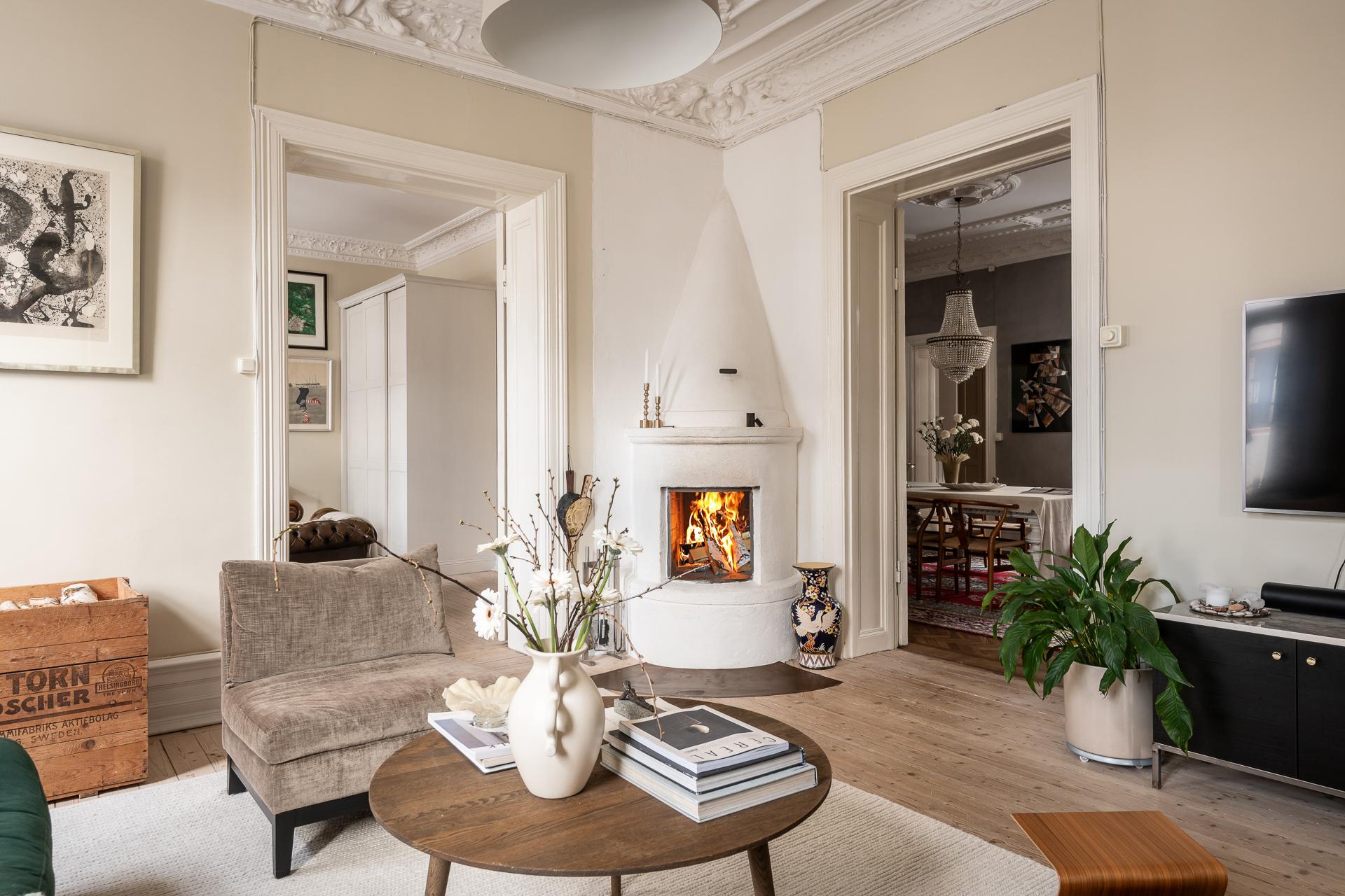 salon avec canapé velours vert anglais moulures appartement type haussmannien décoration classique chic salon avec canapé velours vert anglais moulures appartement type haussmannien décoration classique chic