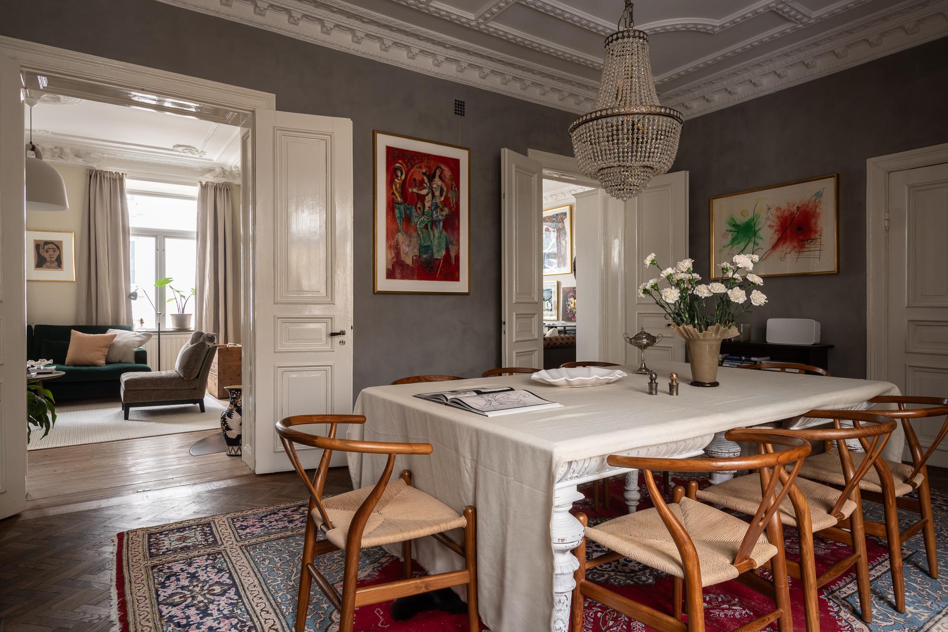 salle à manger murs gris moulures appartement type haussmannien décoration classique chic salle à manger murs gris moulures appartement type haussmannien décoration classique chic