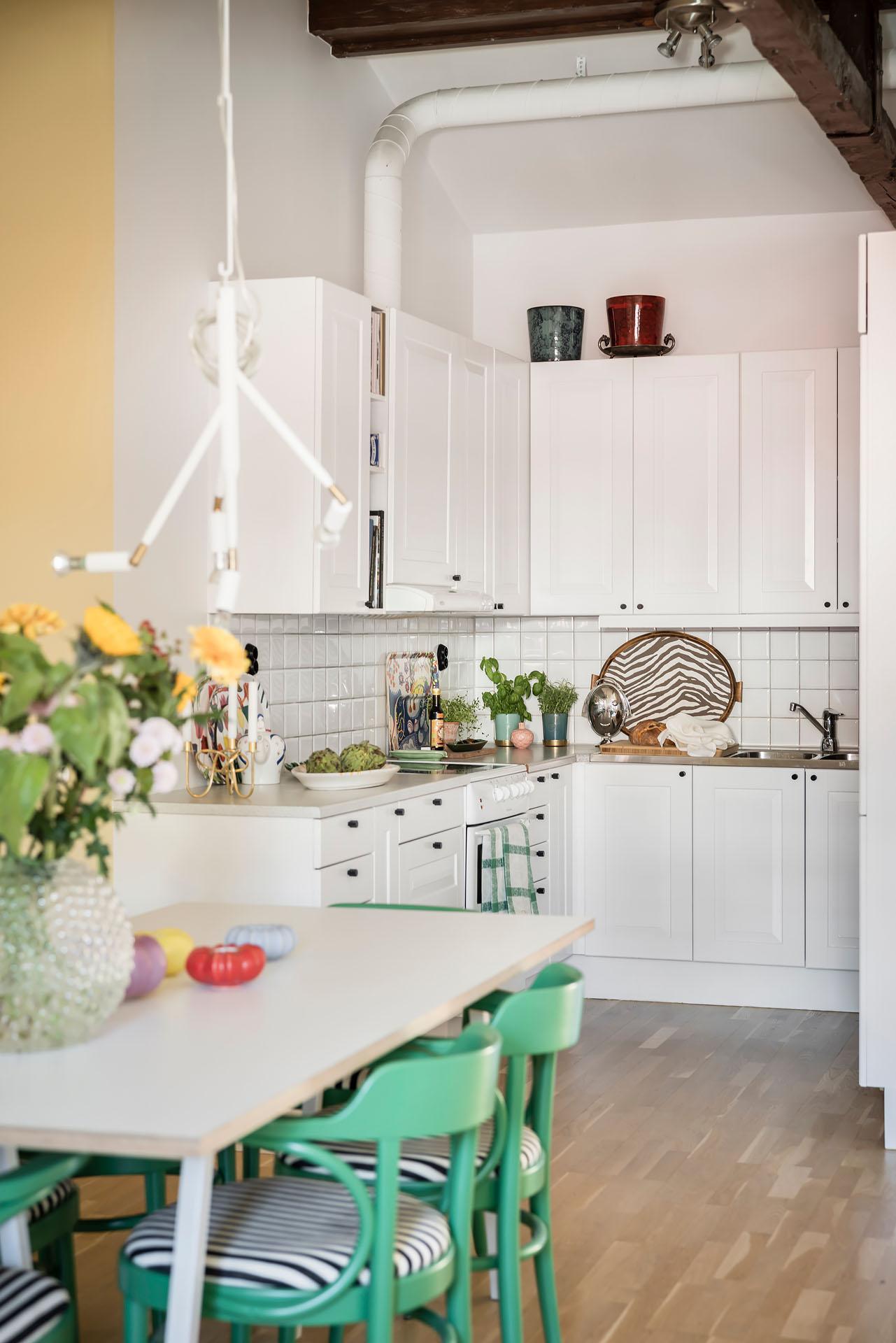 salle à manger et cuisine décoration scandinave et colorée appartement mansardé 71m2 salle à manger et cuisine décoration scandinave et colorée appartement mansardé 71m2