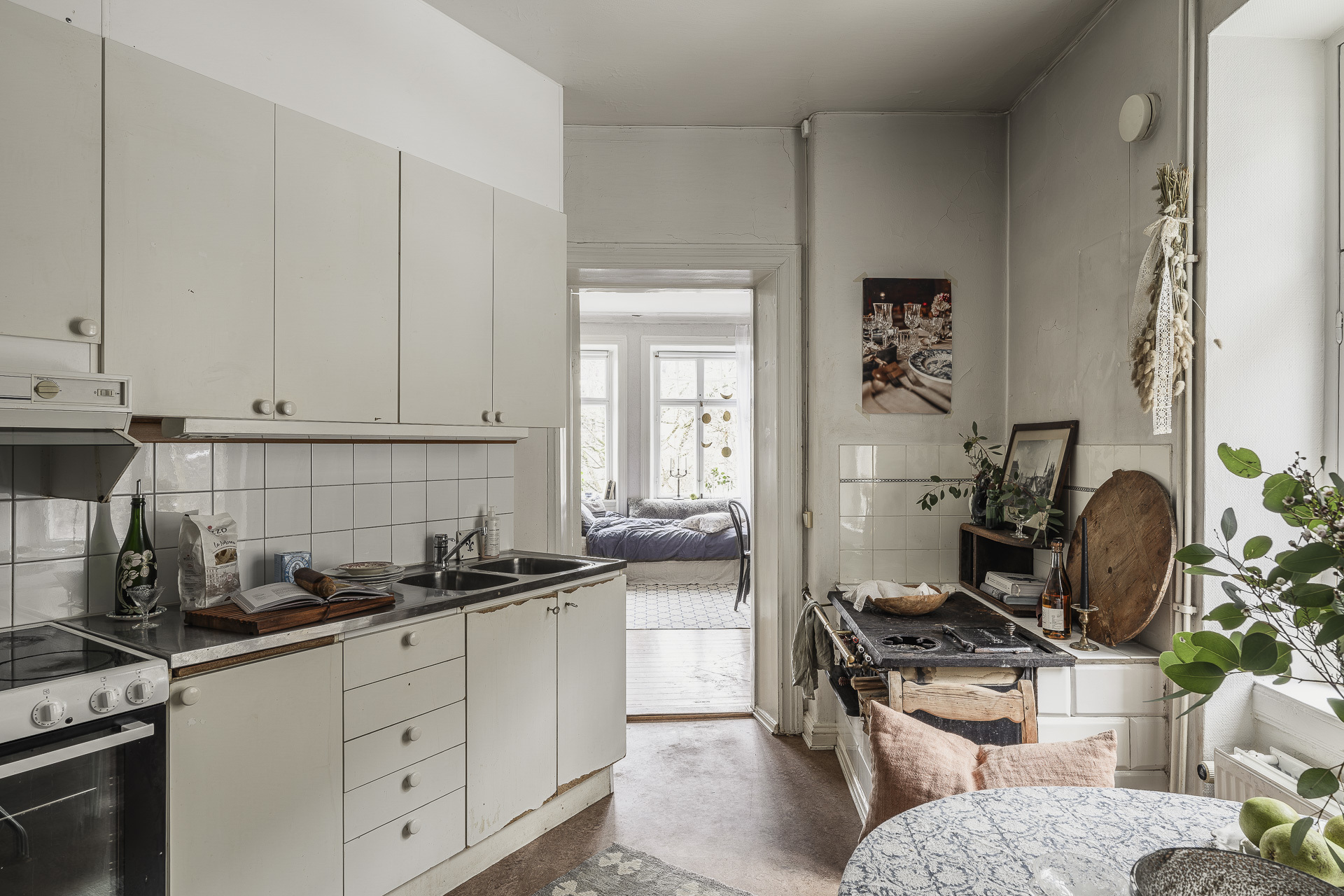 cuisine studio ancien 38m2 décoration scandinave avec poêle ancien