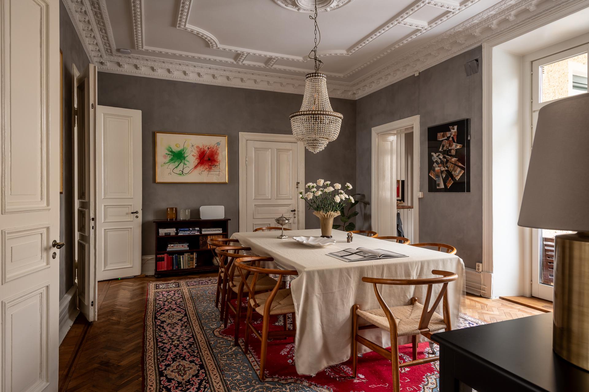 salle à manger murs gris moulures appartement type haussmannien décoration classique chic salle à manger murs gris moulures appartement type haussmannien décoration classique chic