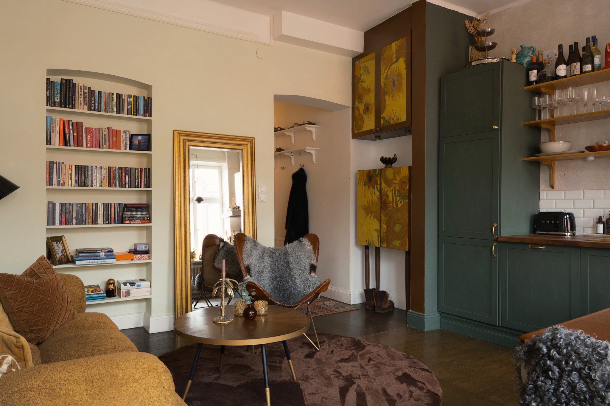 cuisine ouverte verte et salon avec canapé jaune décoration vintage appartement ancien 51m2 Suède