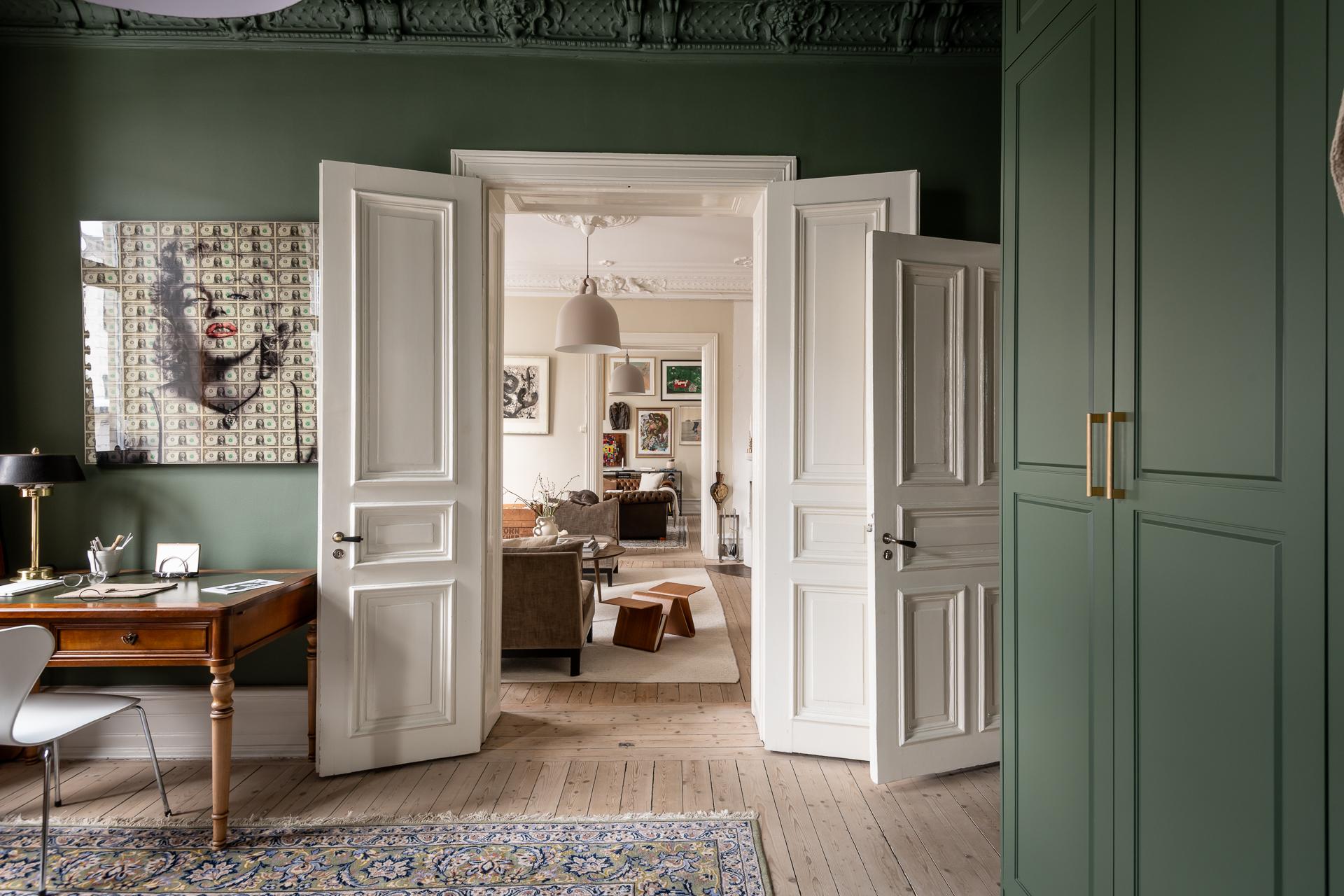 chambre murs vert anglais moulures appartement type haussmannien décoration classique chic chambre murs vert anglais moulures appartement type haussmannien décoration classique chic