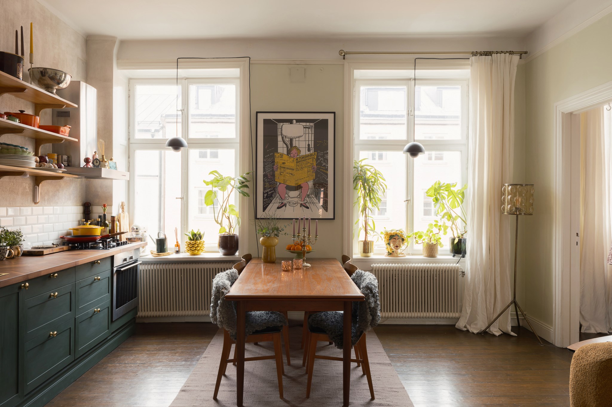 cuisine ouverte verte et salon avec canapé jaune décoration vintage appartement ancien 51m2 Suède