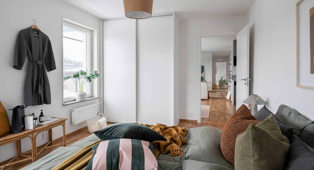chambre décoration scandinave avec éléments décoratifs verts et jaunes