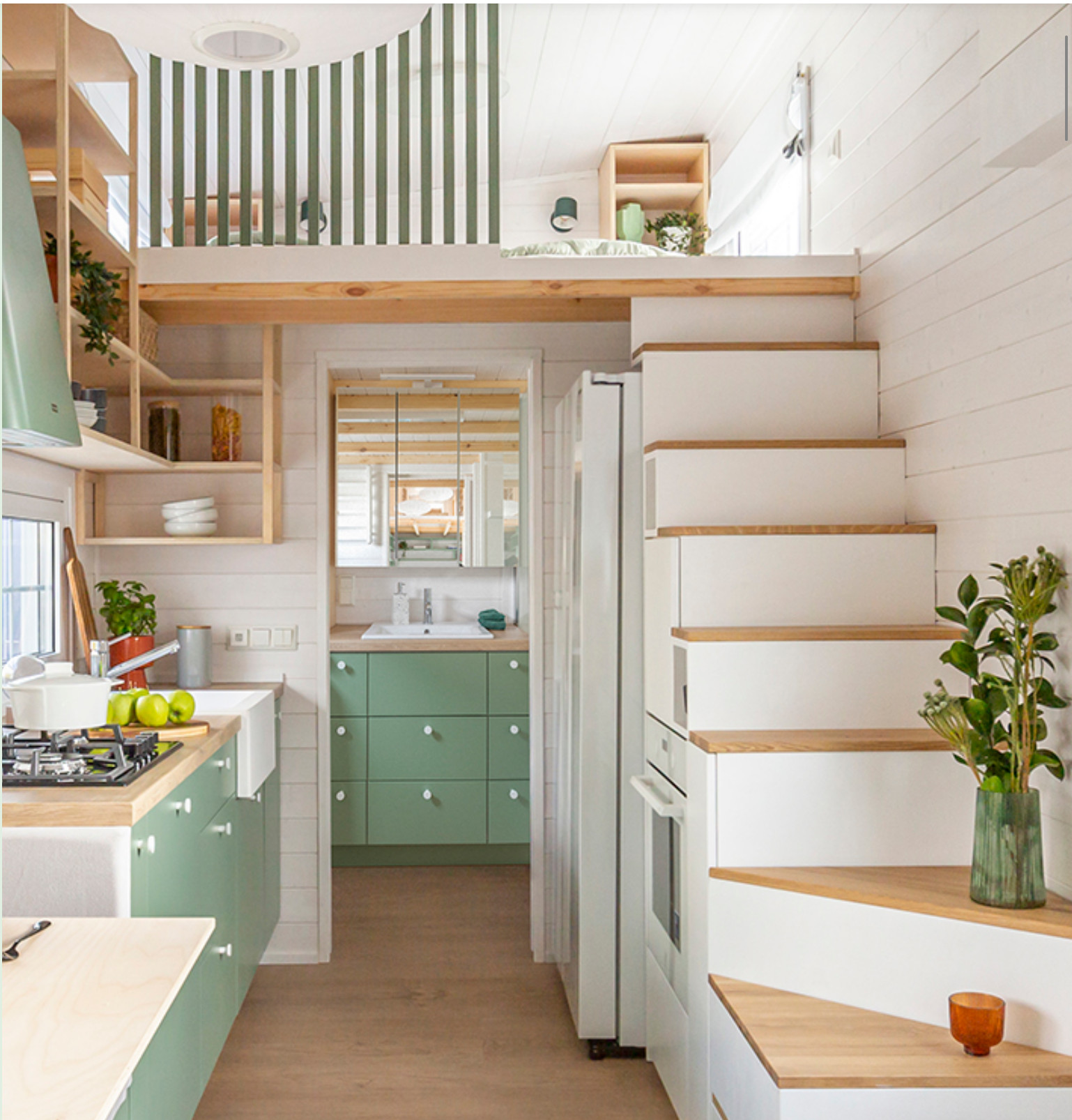 salon avec escalier tiny house 35m2 décoration colorée salon avec escalier tiny house 35m2 décoration colorée