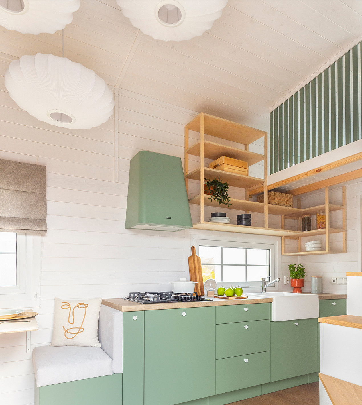 cuisine avec mezzanine tiny house 35m2 décoration colorée Ingrid par Tiny Smart House cuisine avec mezzanine tiny house 35m2 décoration colorée Ingrid par Tiny Smart House