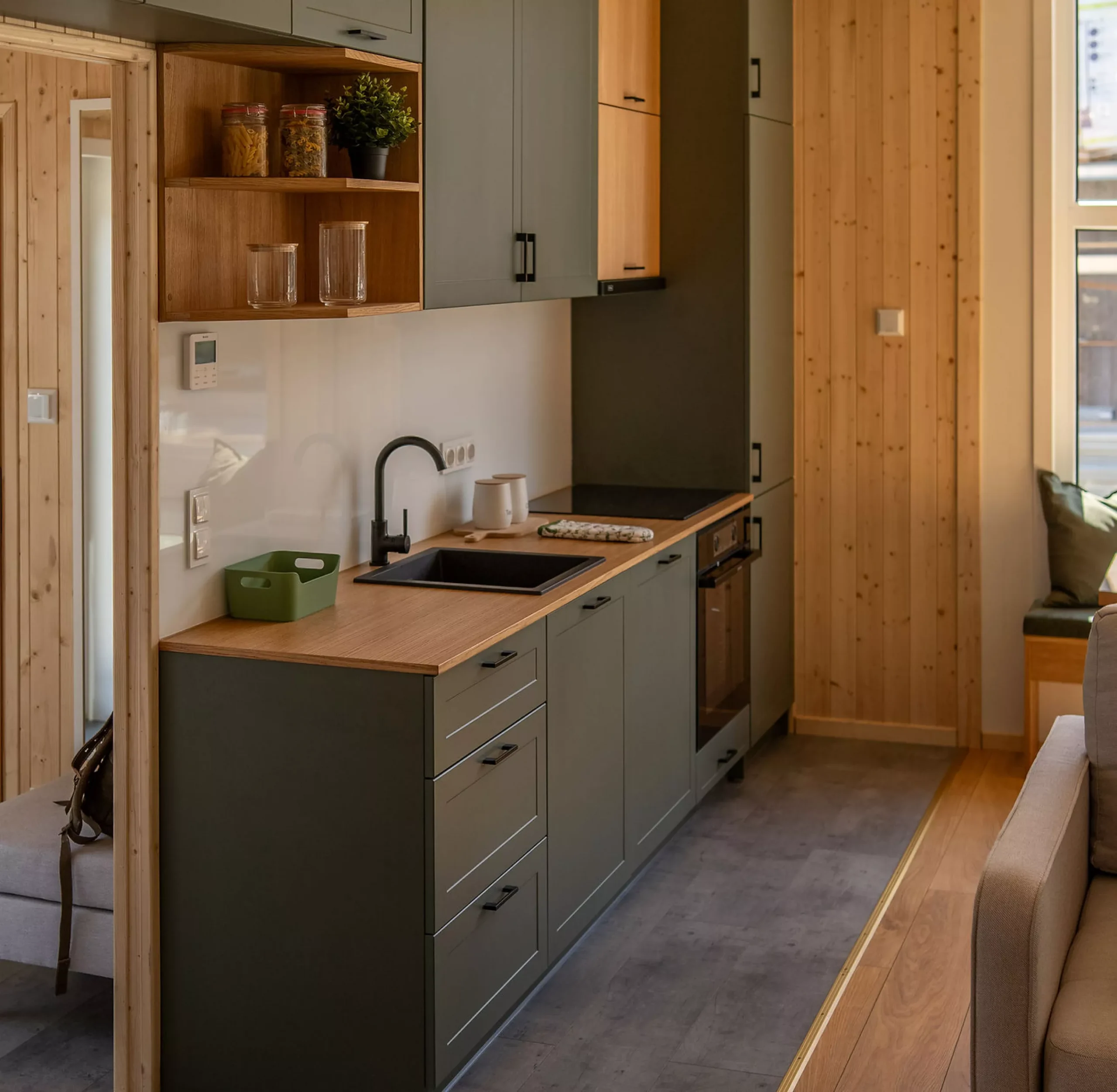 cuisine verte petite maison 41m2 livrable en Europe Evergreen par Vagabond Haven cuisine verte petite maison 41m2 livrable en Europe Evergreen par Vagabond Haven