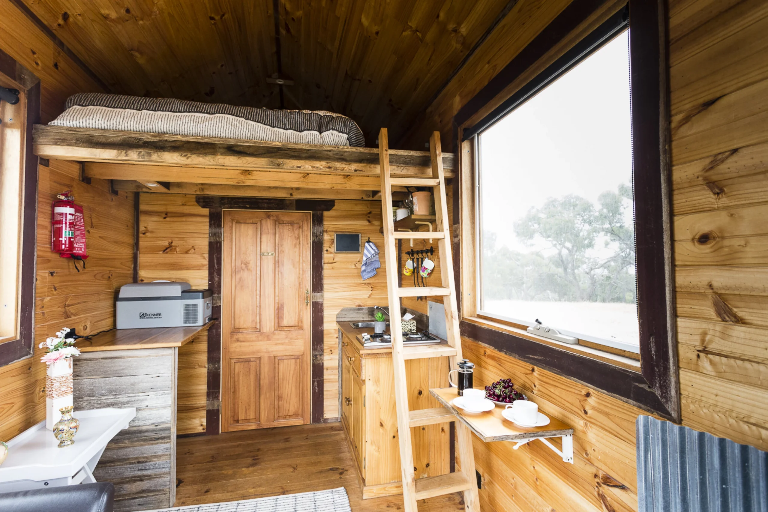 intérieur avec mezzanine tiny house rustique de 15m2 Tallarook Hilltop intérieur avec mezzanine tiny house rustique de 15m2 Tallarook Hilltop