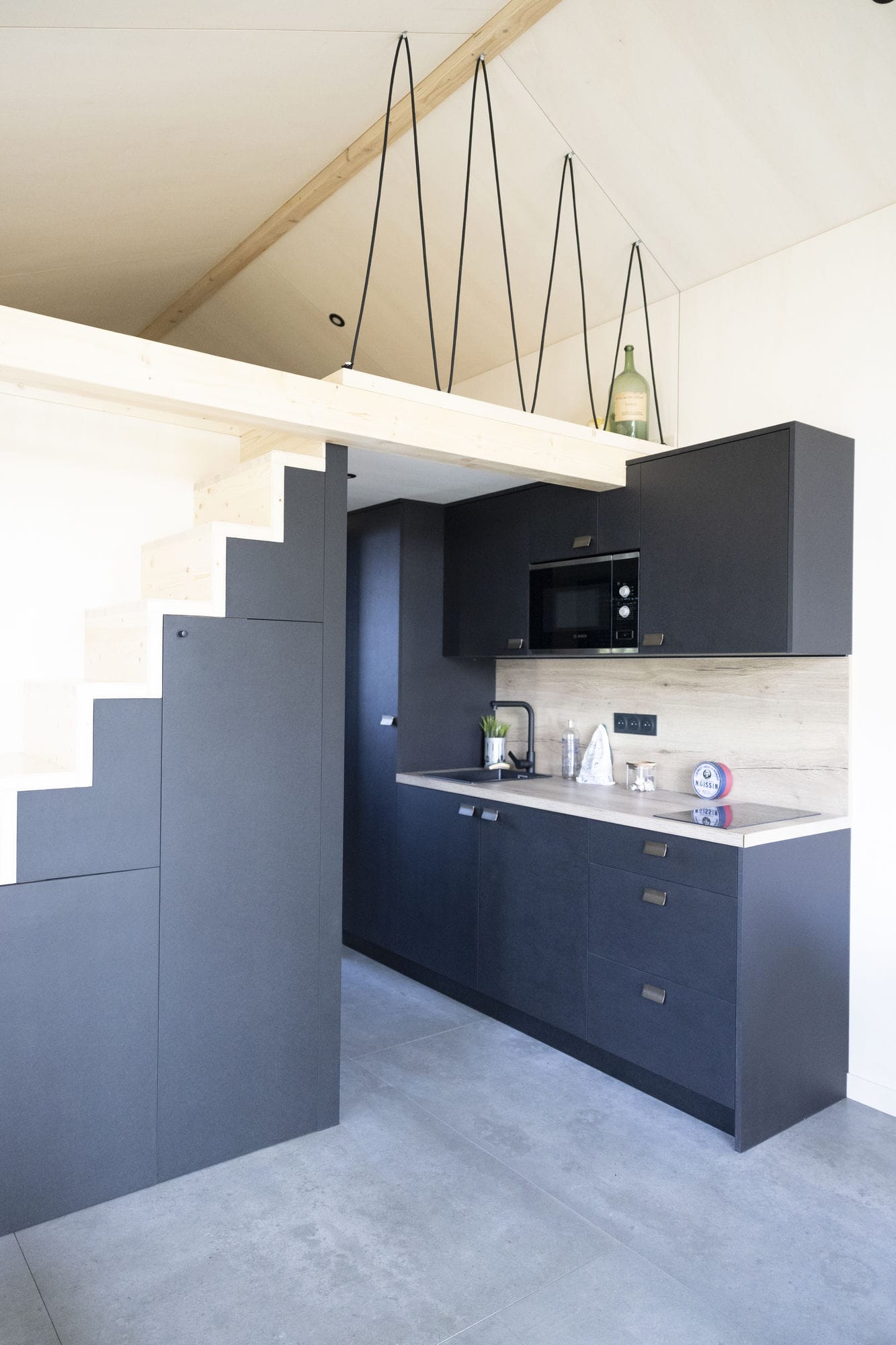 cuisine avec mezzanine petite maison française 20m2 Studio Tilia par WoodVolum cuisine avec mezzanine petite maison française 20m2 Studio Tilia par WoodVolum