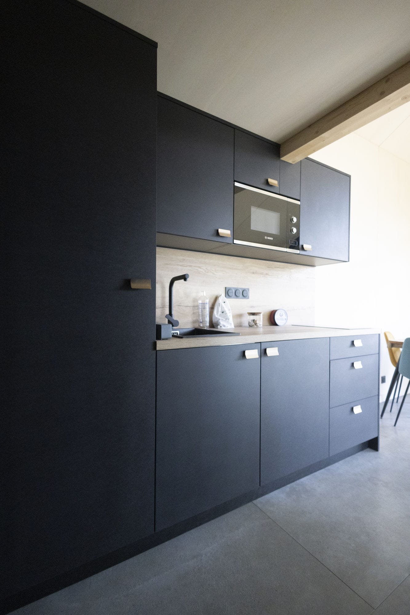 cuisine noire design petite maison française 20m2 Studio Tilia par WoodVolum cuisine noire design petite maison française 20m2 Studio Tilia par WoodVolum