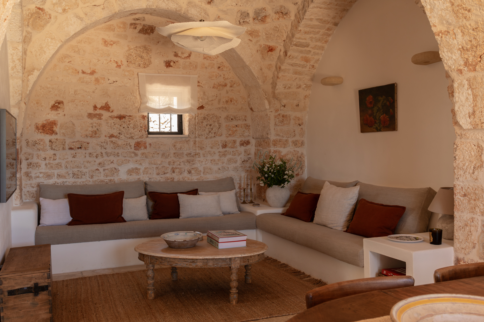 salon et salle à manger avec arches en pierres maison Pouilles trulli Otto Cappelli décoration rustique chic