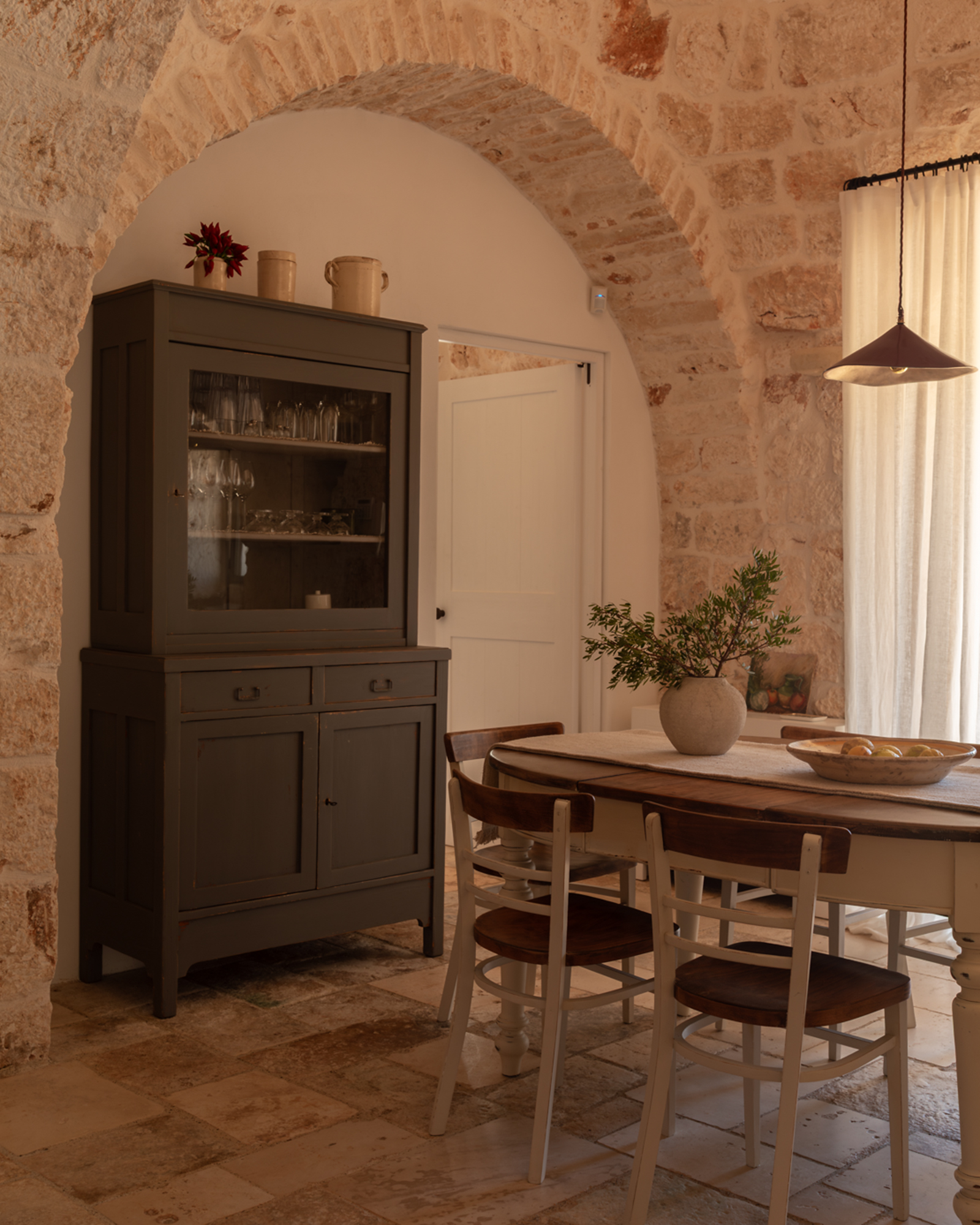 salle à manger avec arches en pierres maison Pouilles trulli Otto Cappelli décoration rustique chic