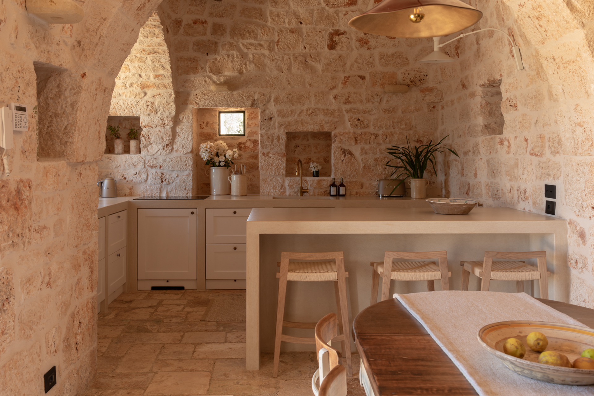 cuisine et salle à manger avec arches en pierres maison Pouilles trulli Otto Cappelli décoration rustique chic
