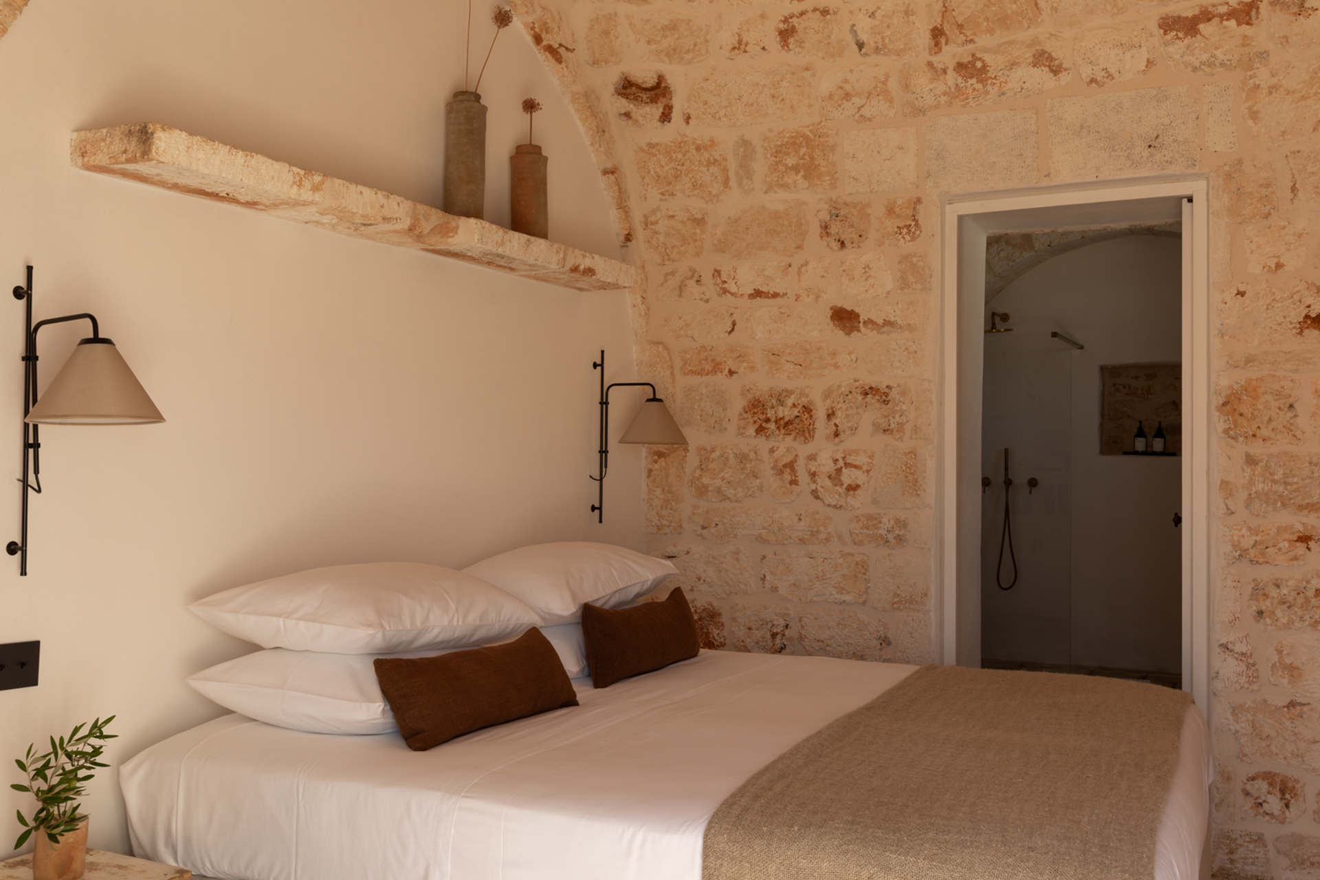 chambre avec arches en pierres maison Pouilles trulli Otto Cappelli décoration rustique chic