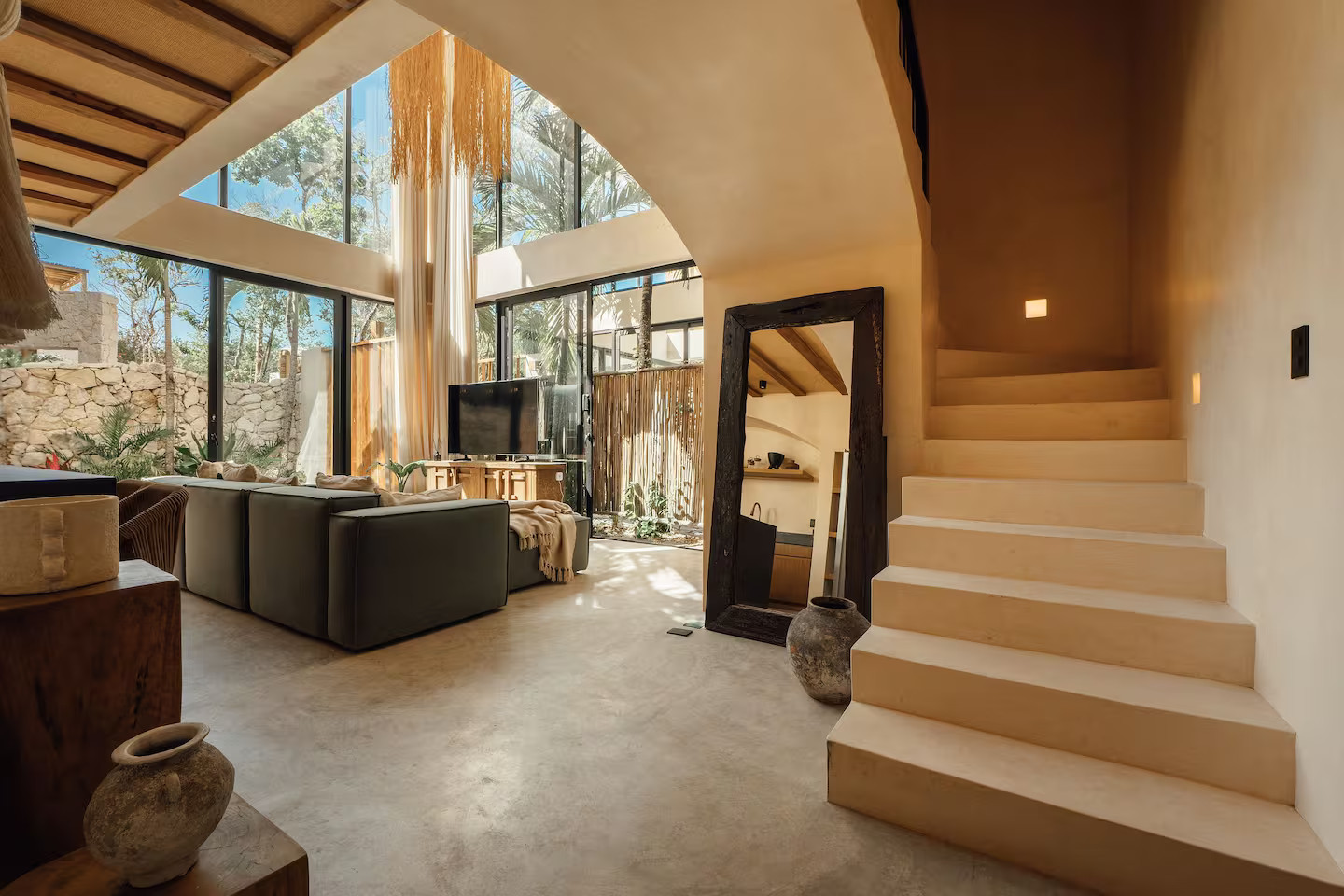 salon double hauteur avec escalier décoration contemporaine maison avec piscine Tulum salon double hauteur avec escalier décoration contemporaine maison avec piscine Tulum