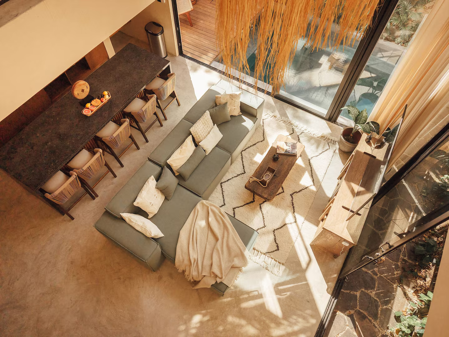 salon double hauteur et cuisine ouverte décoration contemporaine maison avec piscine Tulum salon double hauteur et cuisine ouverte décoration contemporaine maison avec piscine Tulum