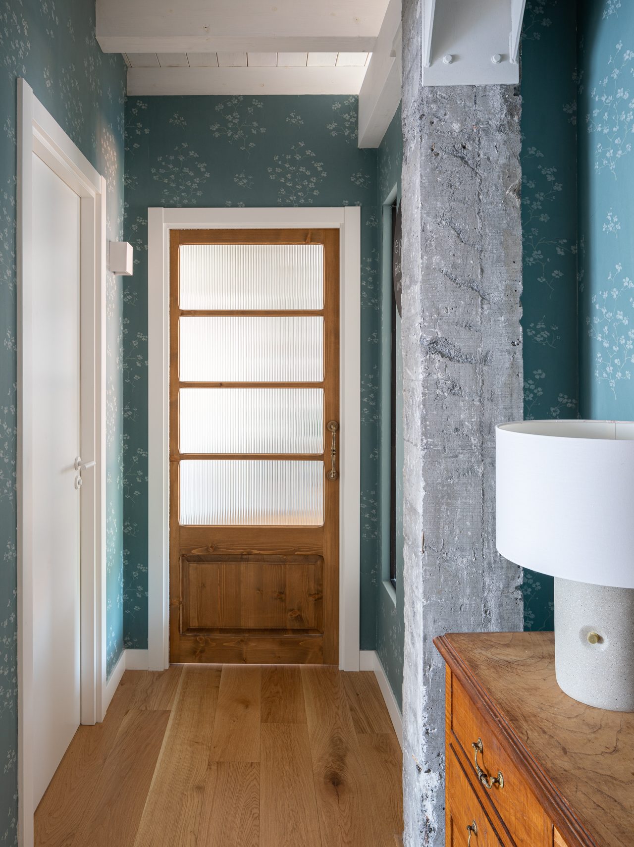 couloir avec papier-peint et colonne béton décoration contemporaine couloir avec papier-peint et colonne béton décoration contemporaine