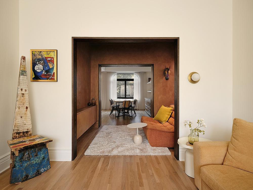 La rénovation d'une maison familiale à Montréal transformée par la couleur