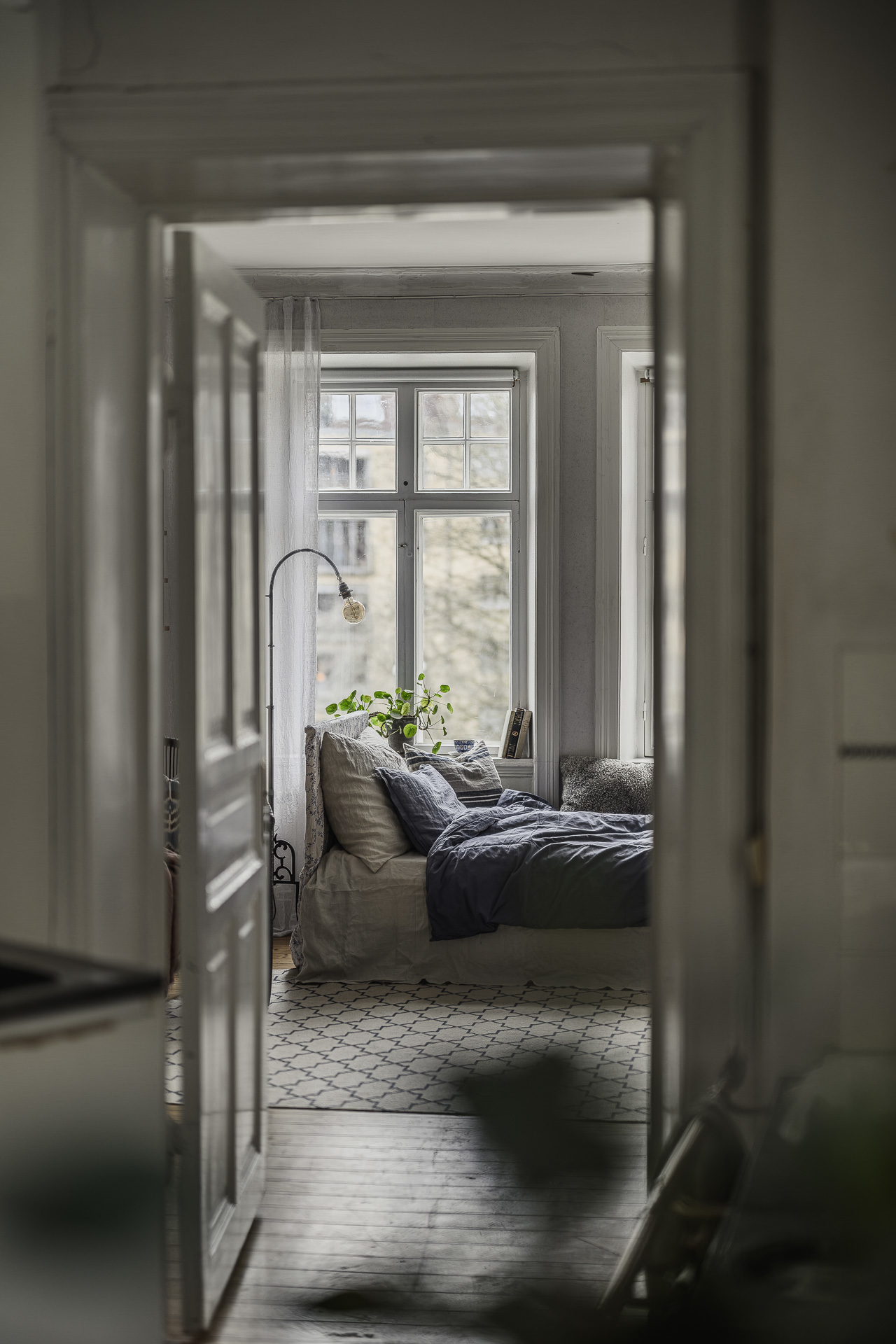 chambre studio ancien 38m2 décoration scandinave avec poêle ancien
