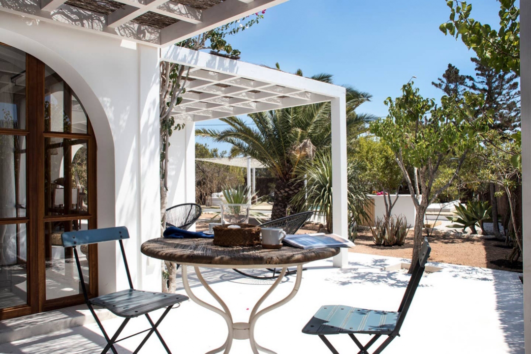 À Formentera, une maison blanche rénovée avec une petite piscine