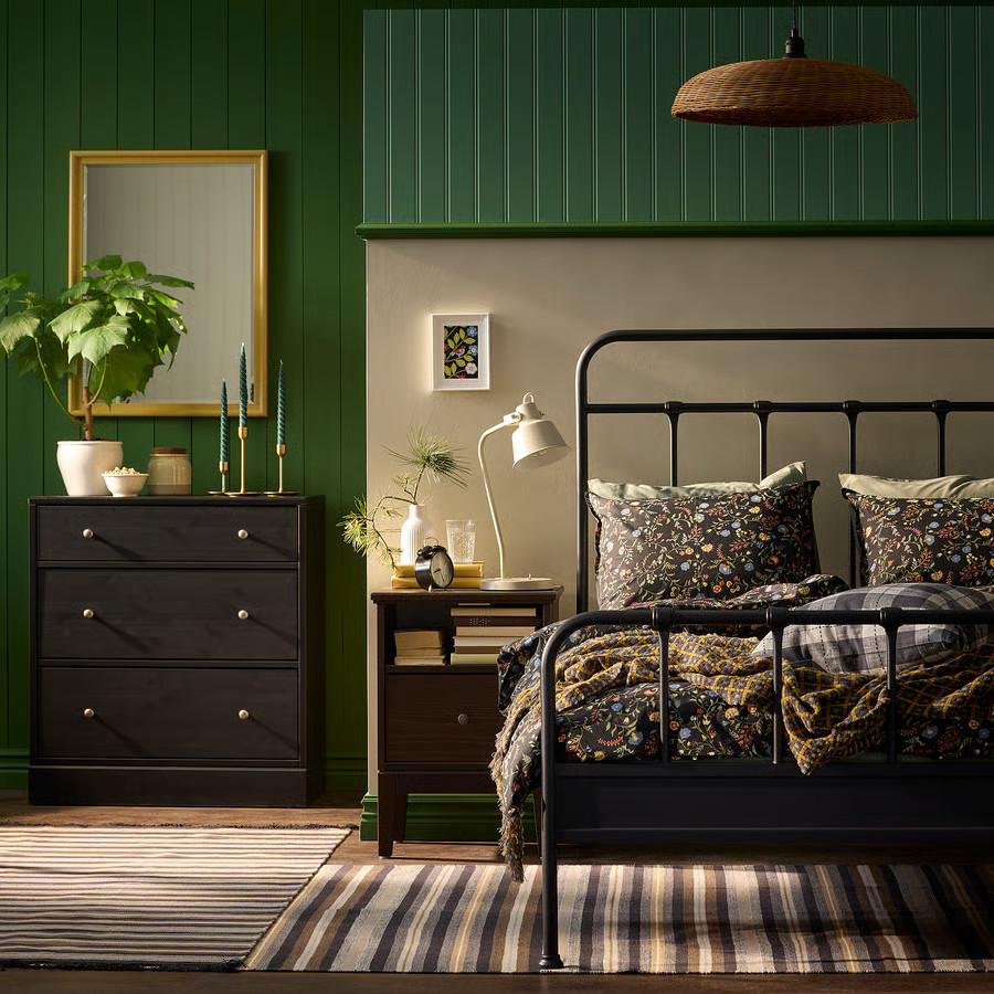 chambre avec lit métal murs verts style campagne rustique chic chambre avec lit métal murs verts style campagne rustique chic