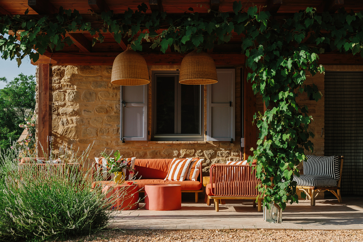 terrasse abritée maison en pierres Italie avec piscine rénovée dans les Marches terrasse abritée maison en pierres Italie avec piscine rénovée dans les Marches